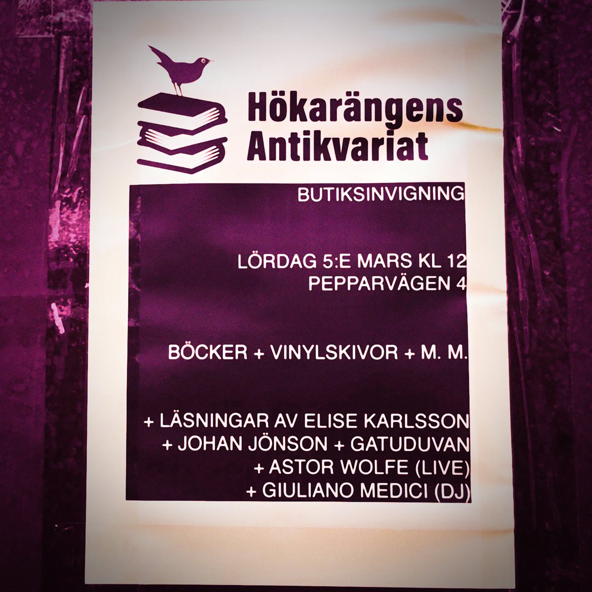 AstorWolfe's tweet photo. Varmt välkomna till invigning av Hökarängens Antikvariat idag! Botanisera i det digra sortimentet av böcker, vinylskivor och andra trycksaker! Firandet fortsätter kl 18 med läsningar och DJ. Därefter sjunger jag närodlad skogspop för er och böckerna 📔💜🌳
https://t.co/3wnmOYCRCx https://t.co/OE7gs0PLgp