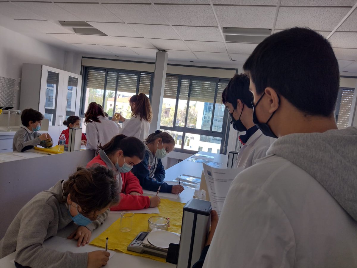 colegiospinolam's tweet photo. Gracias a nuestros alumnos de secundaria y a su profe Isabel, por abrirnos la puerta del #laboratorio y compartir con nosotros sus conocimientos científicos, a través de la experimentación. https://t.co/26YzeVD62a