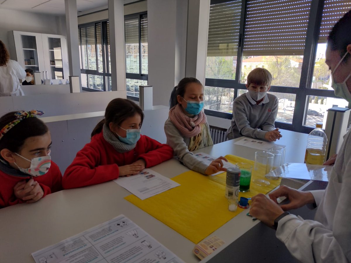 colegiospinolam's tweet photo. Gracias a nuestros alumnos de secundaria y a su profe Isabel, por abrirnos la puerta del #laboratorio y compartir con nosotros sus conocimientos científicos, a través de la experimentación. https://t.co/26YzeVD62a