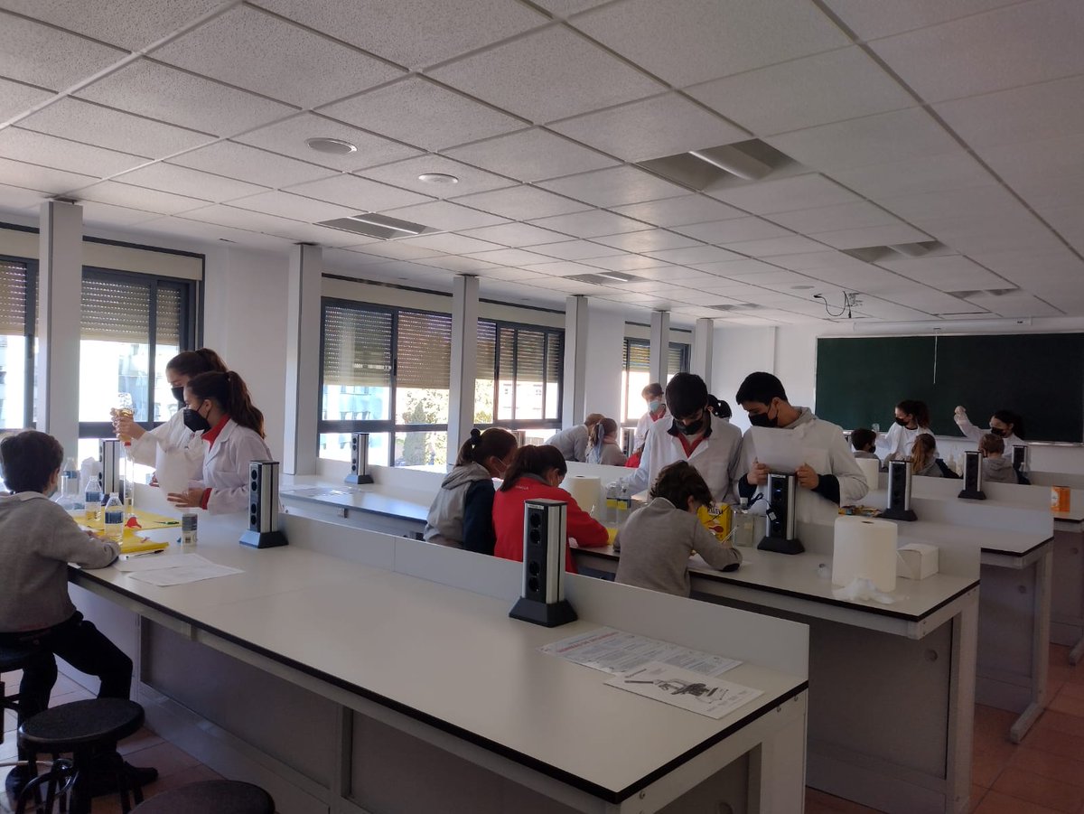 colegiospinolam's tweet photo. Gracias a nuestros alumnos de secundaria y a su profe Isabel, por abrirnos la puerta del #laboratorio y compartir con nosotros sus conocimientos científicos, a través de la experimentación. https://t.co/26YzeVD62a