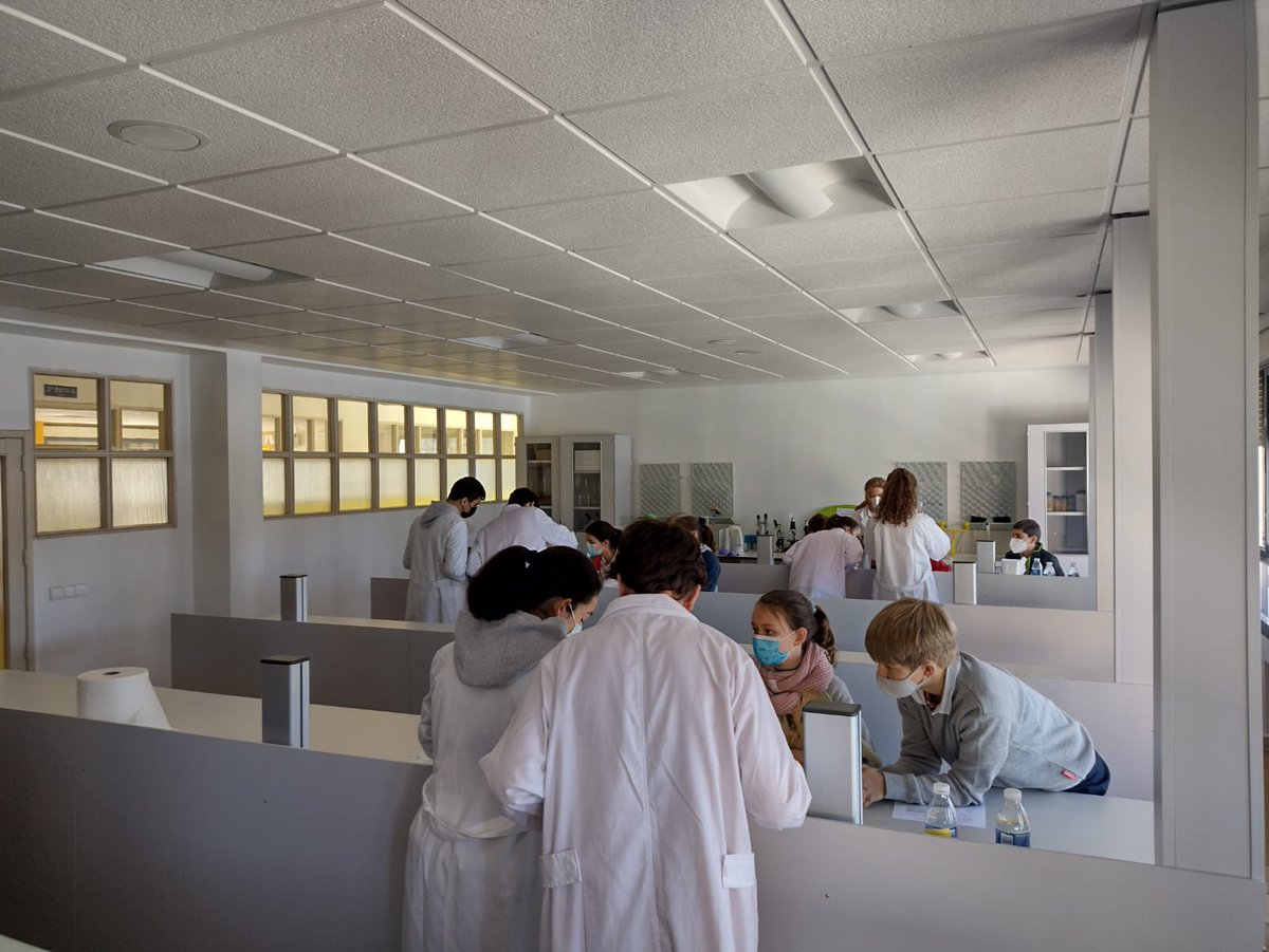 colegiospinolam's tweet photo. Gracias a nuestros alumnos de secundaria y a su profe Isabel, por abrirnos la puerta del #laboratorio y compartir con nosotros sus conocimientos científicos, a través de la experimentación. https://t.co/26YzeVD62a