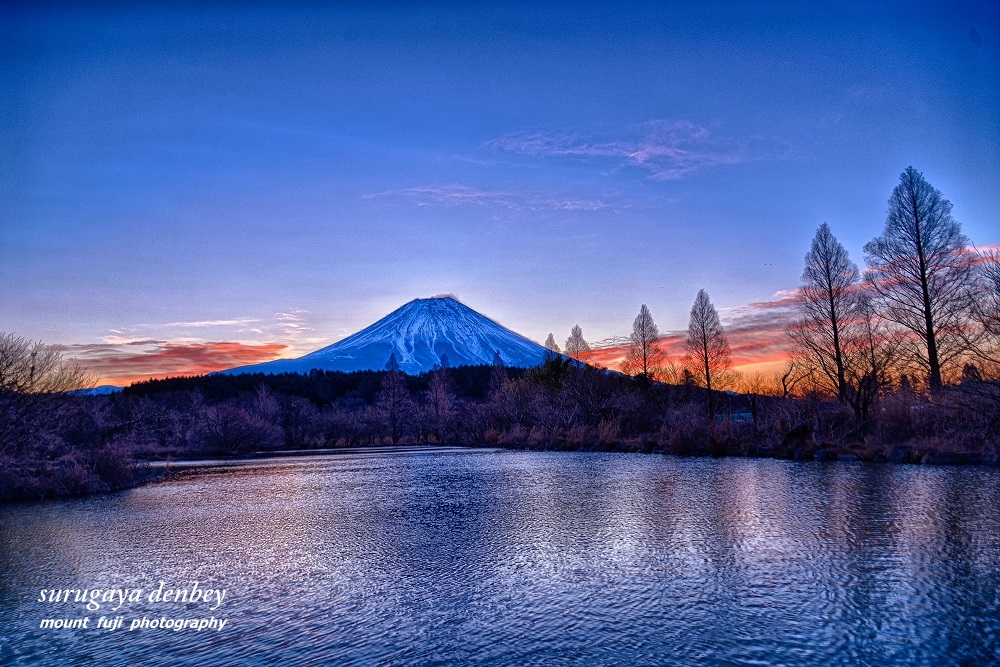 DenbeySurugaya's tweet photo. 春近し、でも湖面は凍結でした。
＃富士山　#Nikon    ＃朝焼け　＃湖面凍結 https://t.co/A75EclwEhe