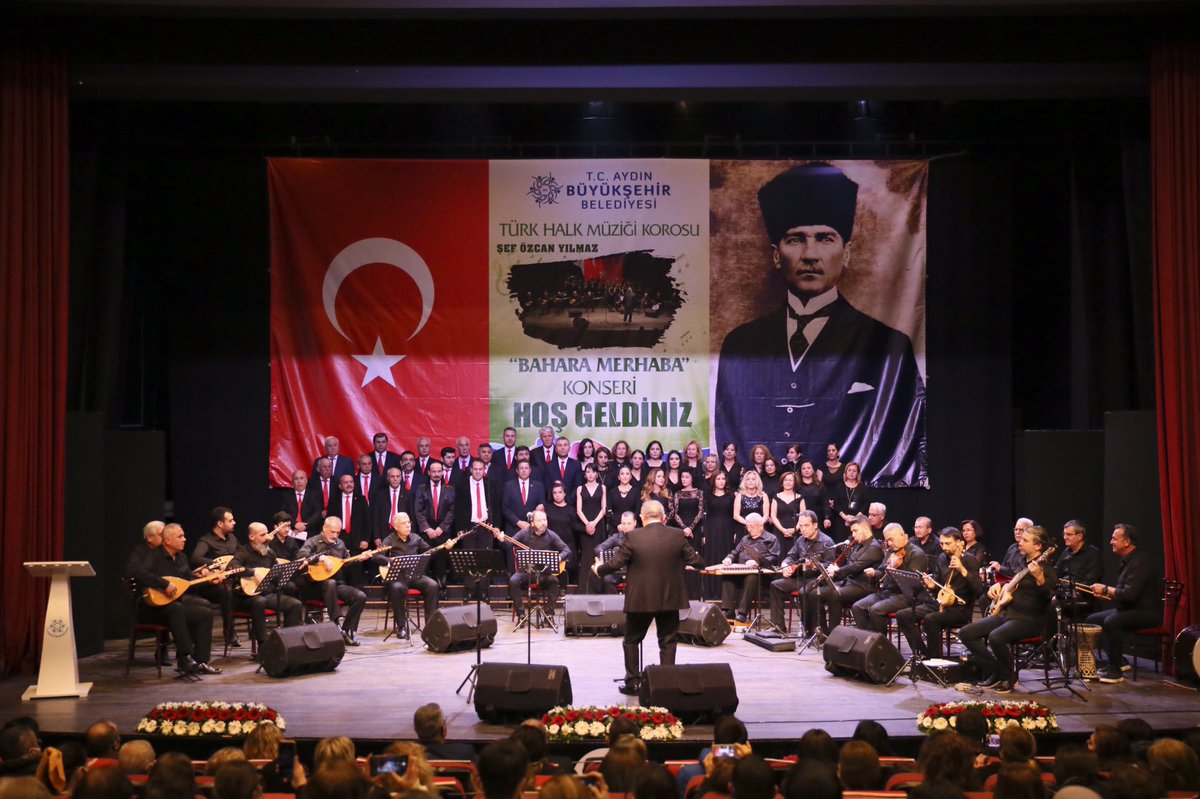 AydinBuyuksehir's tweet photo. TÜRKÜLER +1 FARKLA SESLENDİRİLDİ

Türk Halk Müziği Koromuz Bahara Merhaba konseri düzenledi. 

Şef Özcan Yılmaz yönetiminde gerçekleştirilen, 28 eserin koro ve solo olarak seslendirildiği konserin yıldızı ise +1 farkla Tuğçe Akar oldu. 

Detaylar👉https://t.co/fH0QprDi2a https://t.co/gCggqzPl6Z