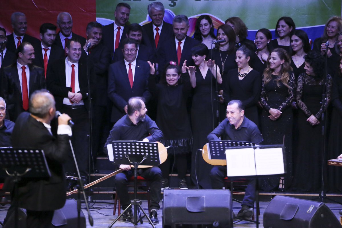 AydinBuyuksehir's tweet photo. TÜRKÜLER +1 FARKLA SESLENDİRİLDİ

Türk Halk Müziği Koromuz Bahara Merhaba konseri düzenledi. 

Şef Özcan Yılmaz yönetiminde gerçekleştirilen, 28 eserin koro ve solo olarak seslendirildiği konserin yıldızı ise +1 farkla Tuğçe Akar oldu. 

Detaylar👉https://t.co/fH0QprDi2a https://t.co/gCggqzPl6Z