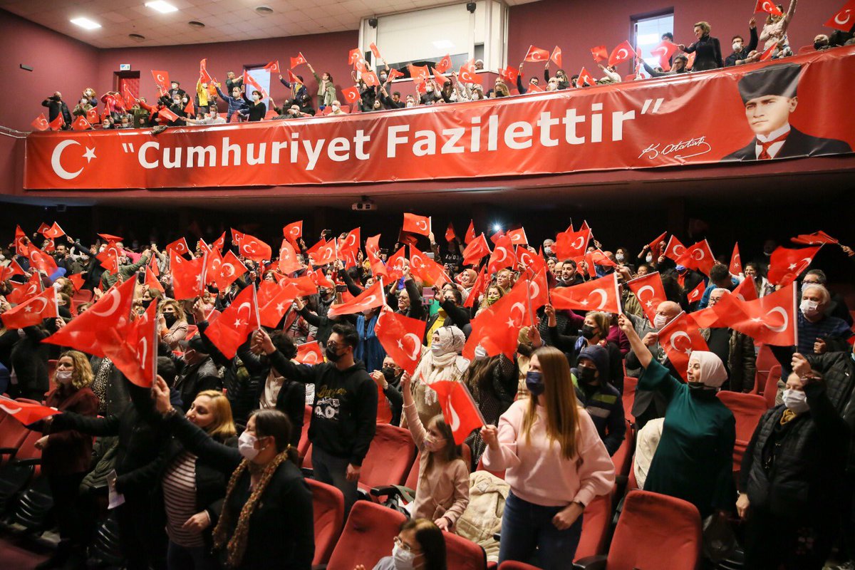 AydinBuyuksehir's tweet photo. TÜRKÜLER +1 FARKLA SESLENDİRİLDİ

Türk Halk Müziği Koromuz Bahara Merhaba konseri düzenledi. 

Şef Özcan Yılmaz yönetiminde gerçekleştirilen, 28 eserin koro ve solo olarak seslendirildiği konserin yıldızı ise +1 farkla Tuğçe Akar oldu. 

Detaylar👉https://t.co/fH0QprDi2a https://t.co/gCggqzPl6Z