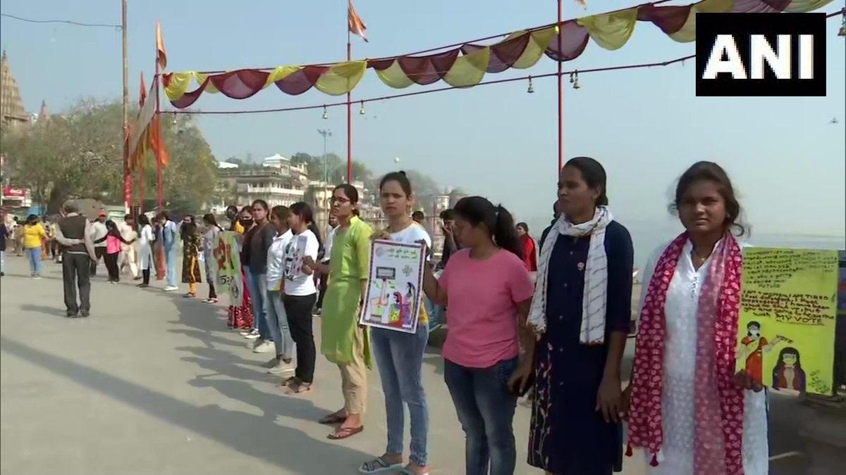 ANINewsUP's tweet photo. Uttar Pradesh | Volunteers from NSS BHU formed a human chain at Assi Ghat in Varanasi to spread awareness among the youth to vote in large numbers

With this initiative we aim for 100%  voting so that people &amp; youth vote without any prejudice: NSS BHU Coordinator Bala Lakhendra https://t.co/SVrhVdMUa0