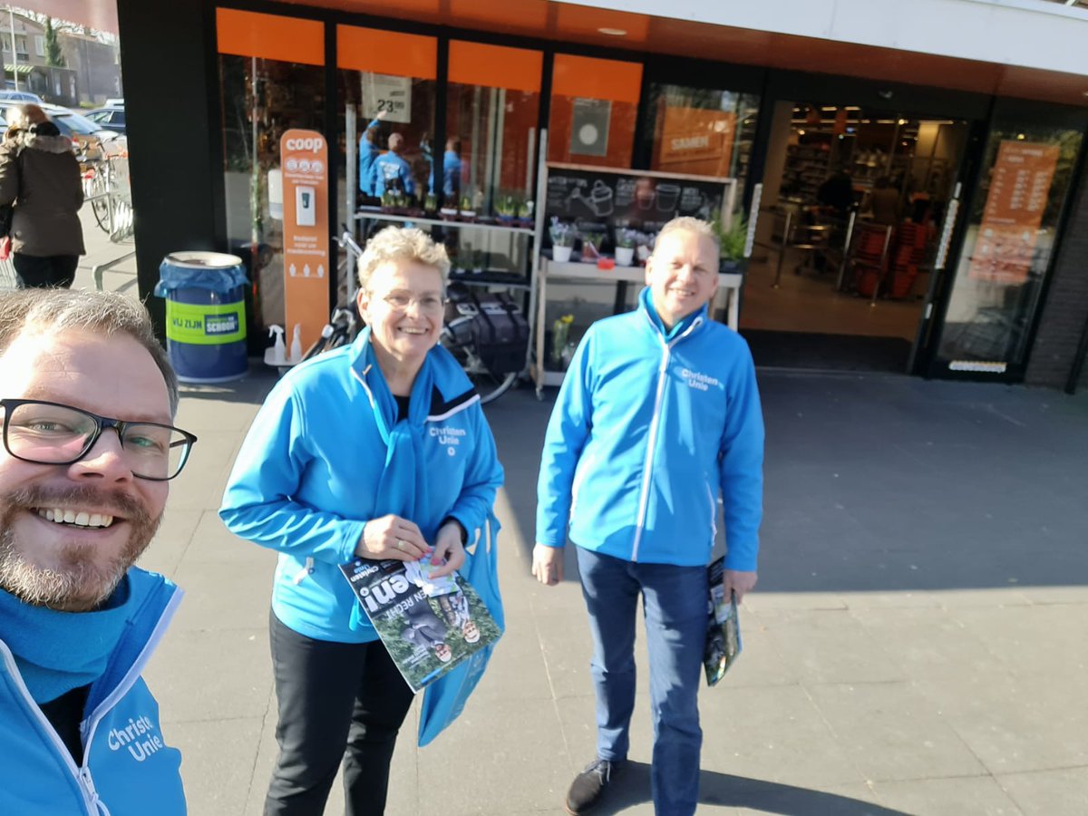 CUOldebroek's tweet photo. Blauwe jasjes betekent blauwe luchten! 😉 Een heerlijk zonnige dag om campagne te voeren! 🌞

Hebben jullie ons al gezien? 👀

Vragen, zorgen of ideeën? We staan uiteraard voor je klaar om in gesprek te gaan.

#samenrechtdoen #cuoldebroek https://t.co/RYLhKekbkZ