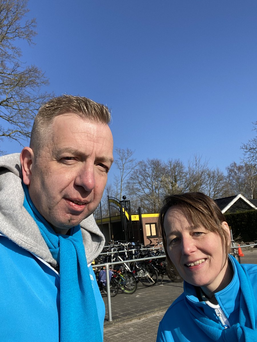 CUOldebroek's tweet photo. Blauwe jasjes betekent blauwe luchten! 😉 Een heerlijk zonnige dag om campagne te voeren! 🌞

Hebben jullie ons al gezien? 👀

Vragen, zorgen of ideeën? We staan uiteraard voor je klaar om in gesprek te gaan.

#samenrechtdoen #cuoldebroek https://t.co/RYLhKekbkZ