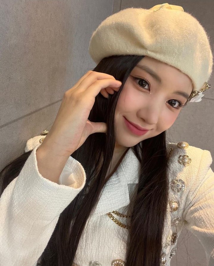 jiwoopics_'s tweet photo. are we seeing her?? https://t.co/bajG9YgZ11