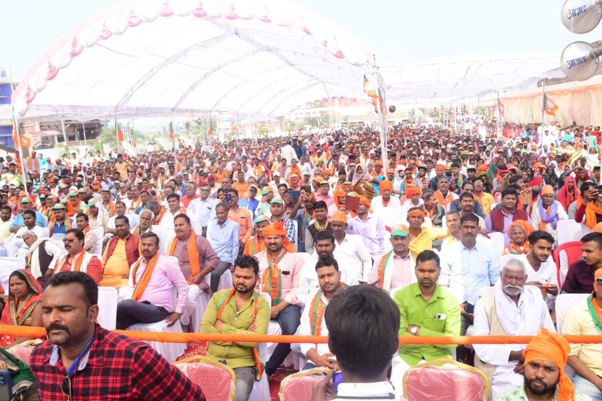 BJP4UP's tweet photo. उप मुख्यमंत्री श्री @kpmaurya1 ने चंदौली में जनसभा में उमड़े जनसैलाब को संबोधित किया।

#मोदीमय_पूर्वांचल https://t.co/XNyUlctiPe