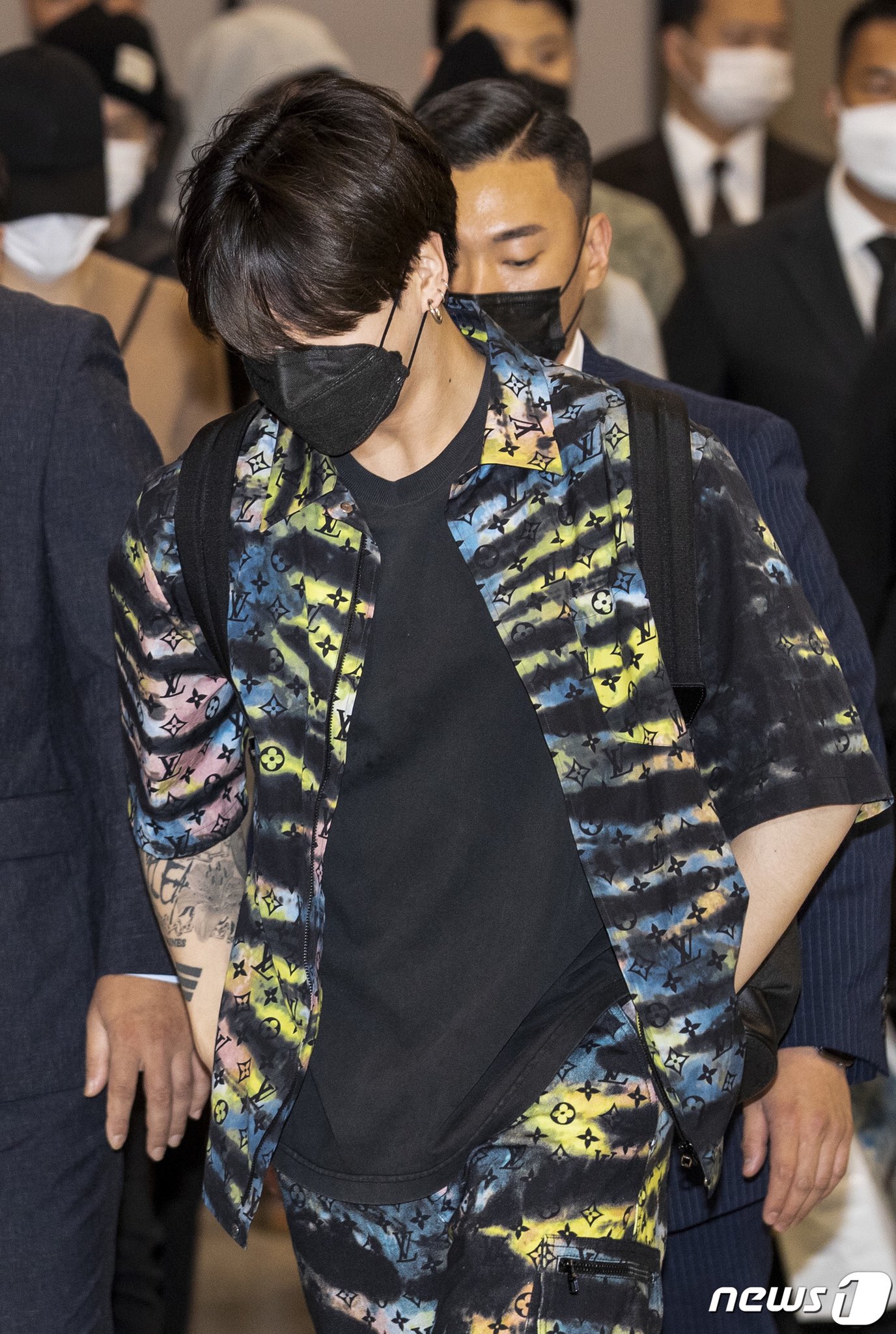 JK DAILYʲᵏ on X: [INFO] JUNGKOOK is wearing a Louis Vuitton