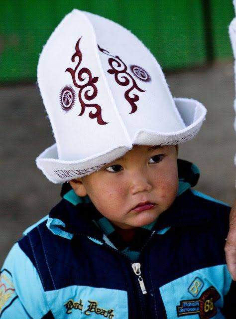 Дети киргизов. Киргизы шапка Бакай. Бакай калпак киргизы. Кыргызский калпак зеленый. Киргизский национальный головной убор.
