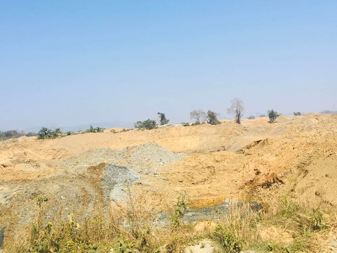 ActivistLittle's tweet photo. In Kachin's Inndawgyi, Maingnawng Area: #MyanmarMilitaryTerrorists Council [SAC] is conducting large-scale gold mining with more than 400 machines, collecting bribes from illegal gold miners.

#2022Mar5Coup #WhatsHappeningInMyanmar https://t.co/IwDAh1AM2u