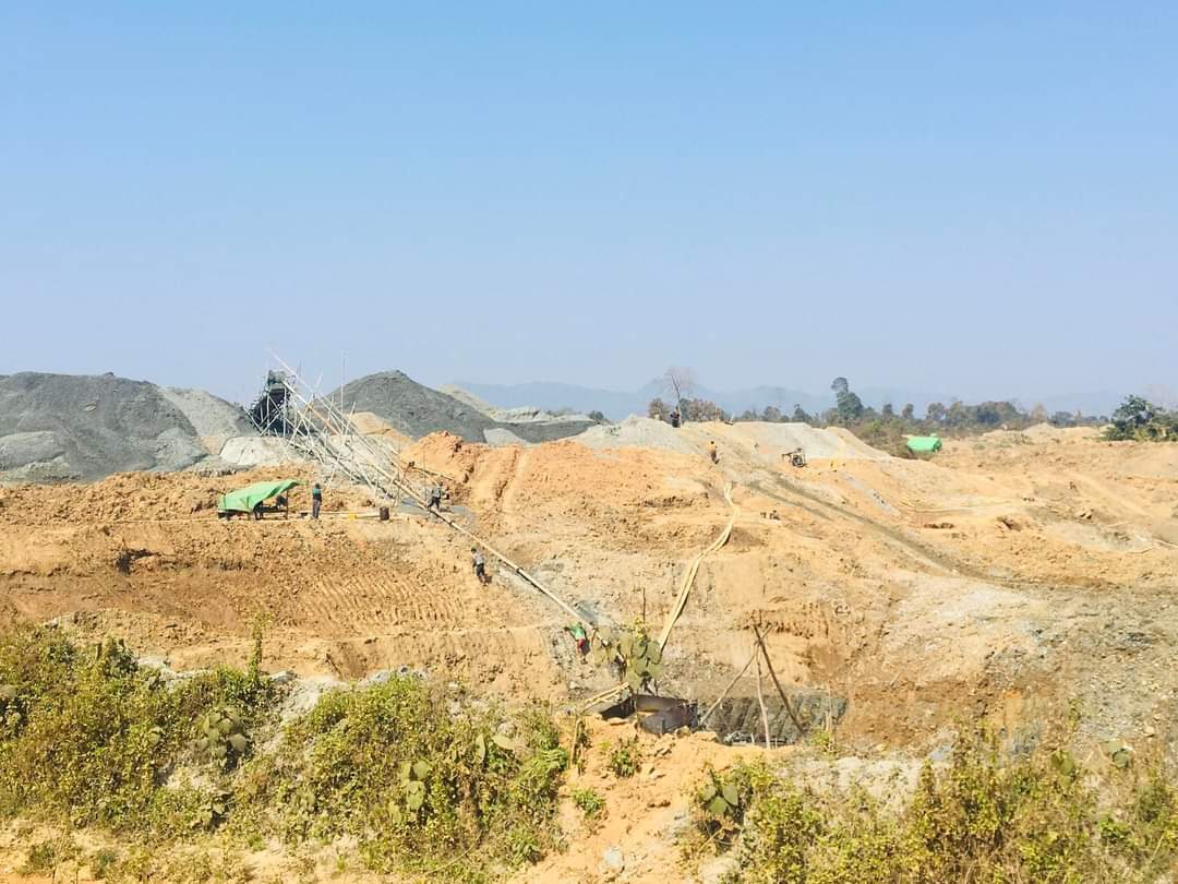 ActivistLittle's tweet photo. In Kachin's Inndawgyi, Maingnawng Area: #MyanmarMilitaryTerrorists Council [SAC] is conducting large-scale gold mining with more than 400 machines, collecting bribes from illegal gold miners.

#2022Mar5Coup #WhatsHappeningInMyanmar https://t.co/IwDAh1AM2u