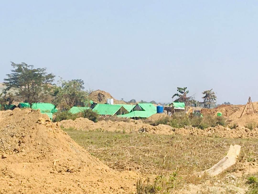 ActivistLittle's tweet photo. In Kachin's Inndawgyi, Maingnawng Area: #MyanmarMilitaryTerrorists Council [SAC] is conducting large-scale gold mining with more than 400 machines, collecting bribes from illegal gold miners.

#2022Mar5Coup #WhatsHappeningInMyanmar https://t.co/IwDAh1AM2u