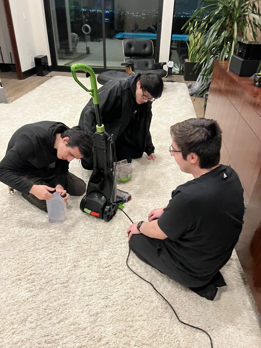 bnans's tweet photo. 3 gamers figuring out a vacuum https://t.co/XVibKz0o2v