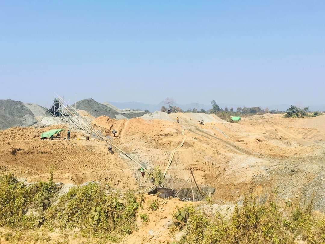 ActivistLittle's tweet photo. In Kachin's Inndawgyi, Maingnawng Area: #MyanmarMilitaryTerrorists Council [SAC] is conducting large-scale gold mining with more than 400 machines, collecting bribes from illegal gold miners.

#2022Mar5Coup #WhatsHappeningInMyanmar https://t.co/IwDAh1AM2u