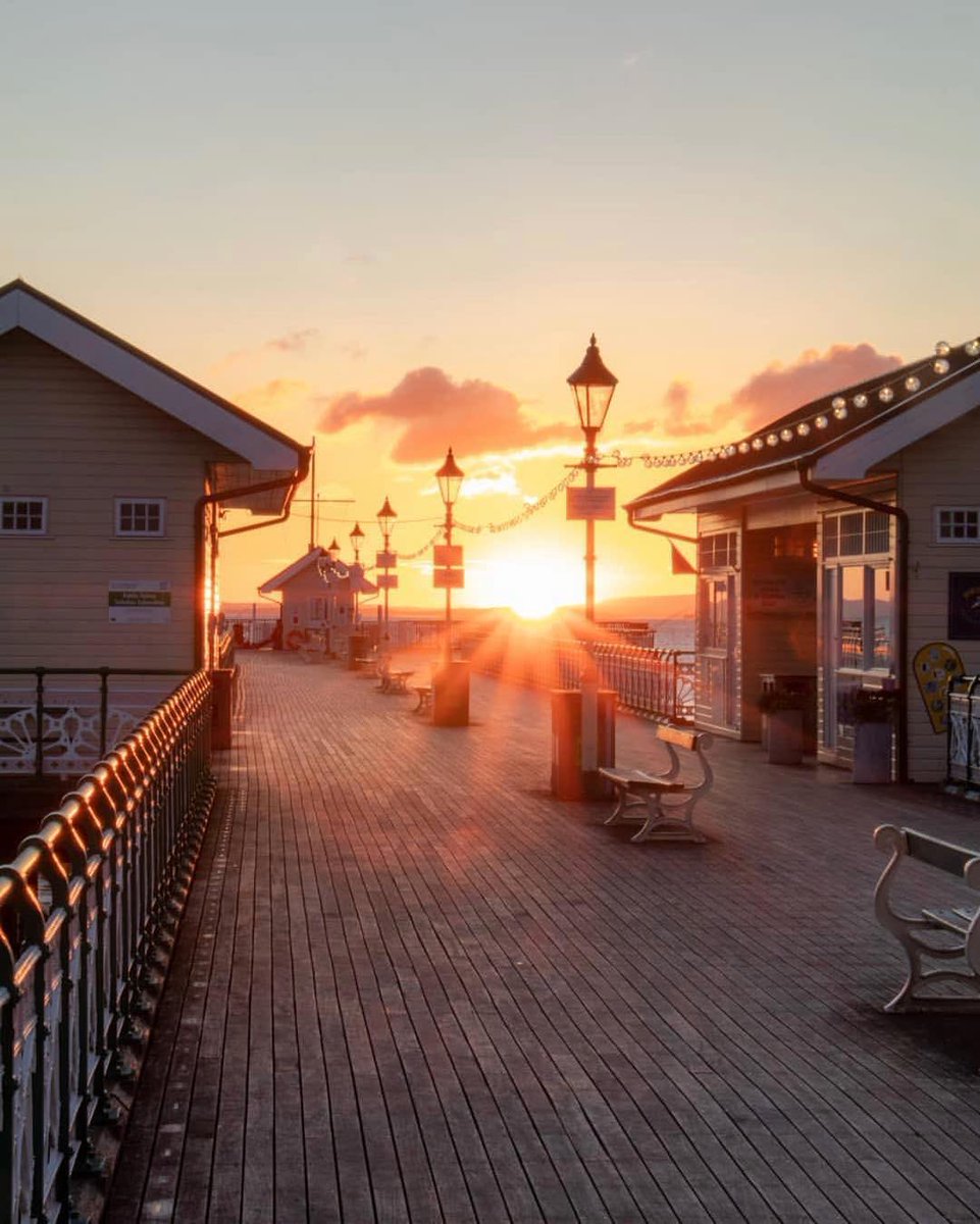 CardiffLifeMag's tweet photo. Sunrise at Penarth Pier
๐ธ: travelisdiscover
#cardifflifemagazine #cardifflifemag #cardifflife #sunrise #penarthpier #cardiffphotographer #cardiffshooters #penarth #cardiffviews https://t.co/ubbNbhyq0J