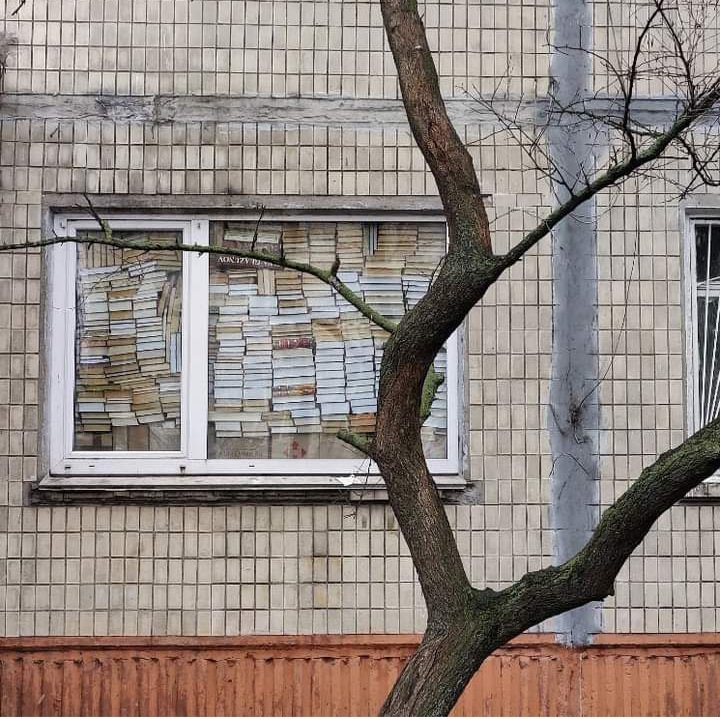 Octavo día de guerra. Kiev.  La ventana de la casa del investigador y escritor Lev Shevchenko, con una trinchera de libros. 
Hay imágenes sin guerra que son pura guerra. Y absoluta vida.