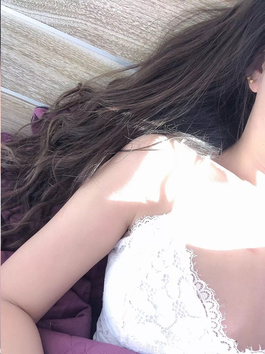 aabacadafa's tweet photo. 今天乖乖 在家   喝完酒 躺了一天  难受一天  头晕晕的     浑身出汗   难受死了  。 https://t.co/9F27XCgXvP