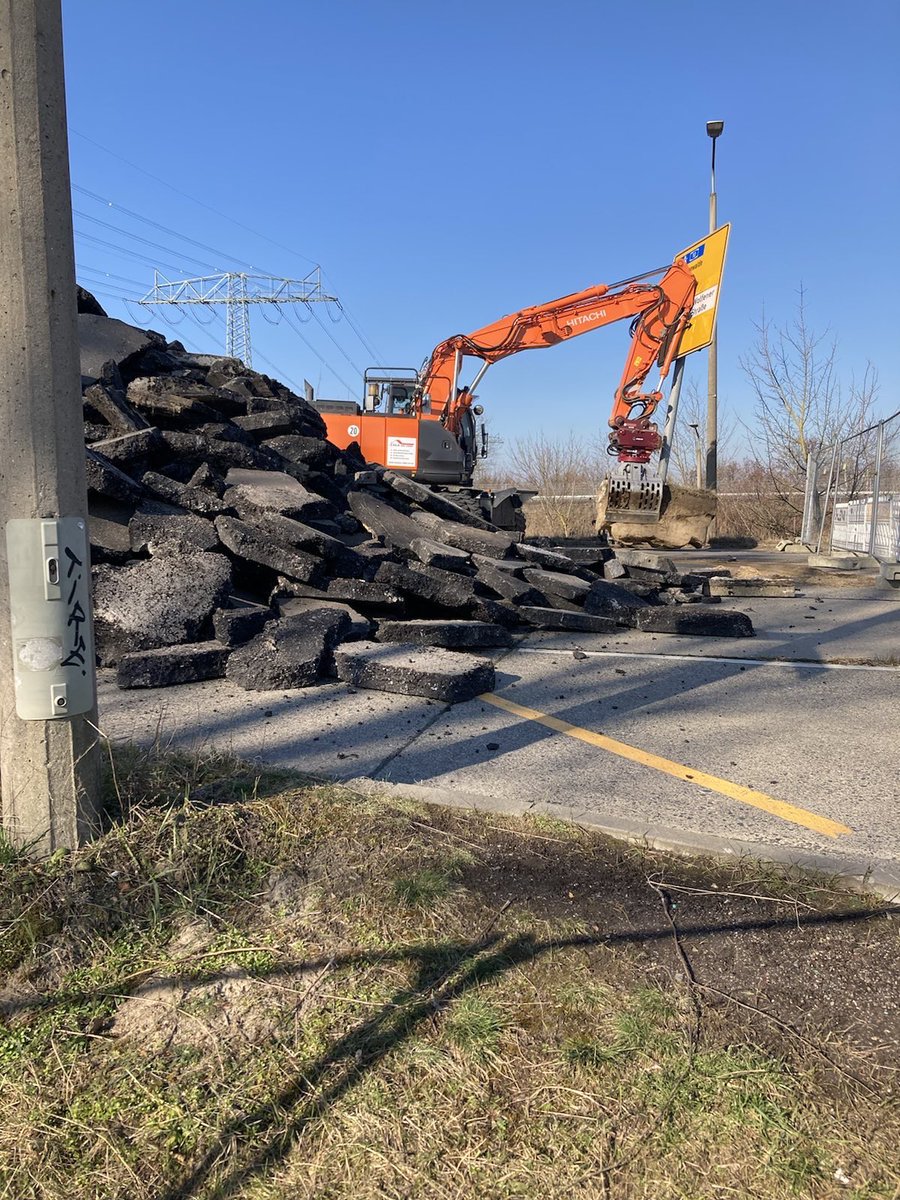 SenMVKUBerlin's tweet image. Rückbaus der Wuhletalbrücke: Senatorin @Bettina_Jarasch hat heute zusammen mit Bezirksbürgermeister @GordonLemm das Startsignal für den Abriss der alten Brücke gegeben. Die neue Wuhletalbrücke soll bis 2025 entstehen - u.a. mit besseren Fuß- &amp;amp; Radverkehrswegen. #100TageProgramm