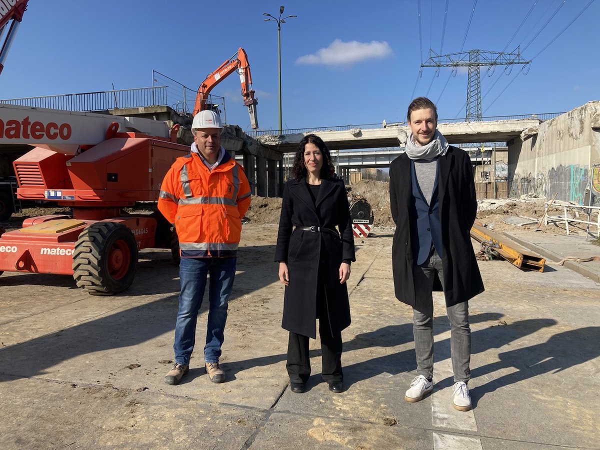 SenMVKUBerlin's tweet image. Rückbaus der Wuhletalbrücke: Senatorin @Bettina_Jarasch hat heute zusammen mit Bezirksbürgermeister @GordonLemm das Startsignal für den Abriss der alten Brücke gegeben. Die neue Wuhletalbrücke soll bis 2025 entstehen - u.a. mit besseren Fuß- &amp;amp; Radverkehrswegen. #100TageProgramm