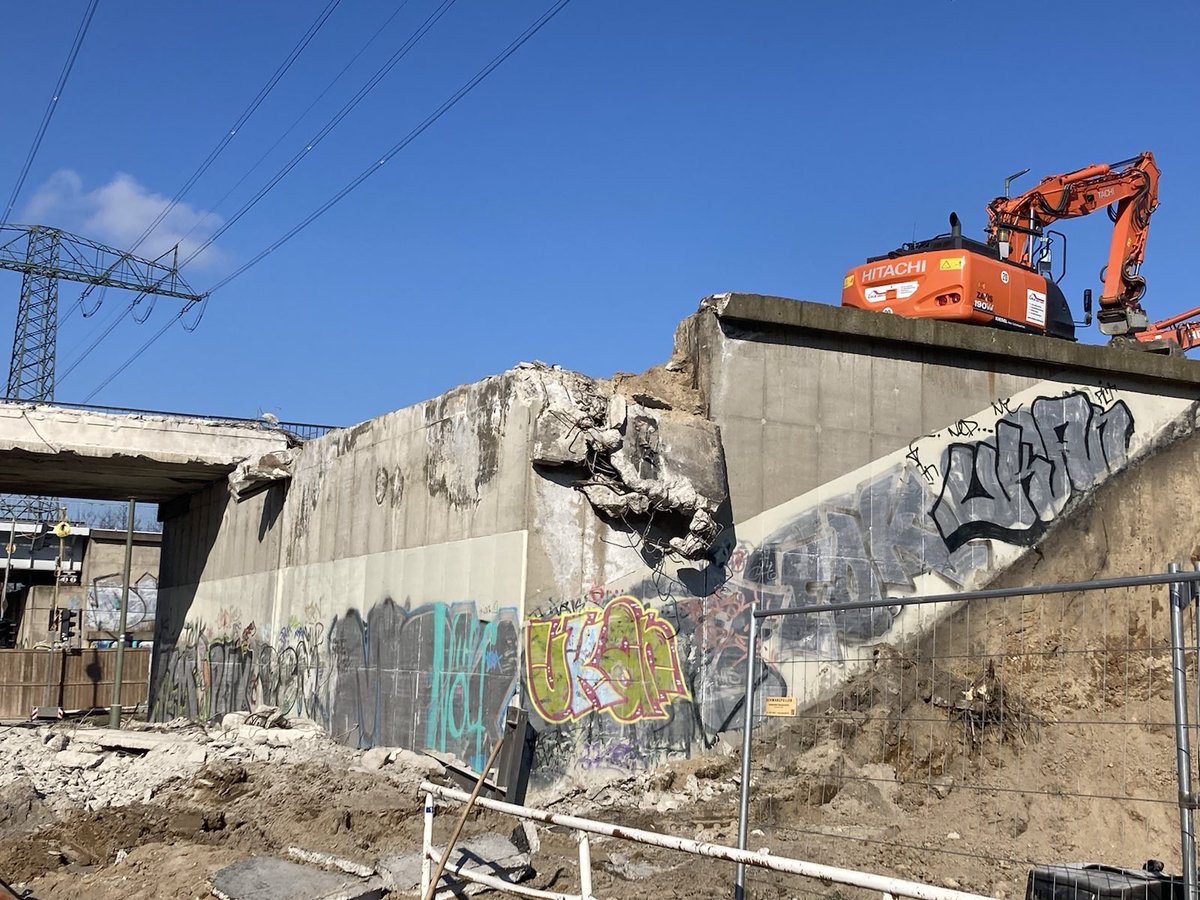 SenMVKUBerlin's tweet image. Rückbaus der Wuhletalbrücke: Senatorin @Bettina_Jarasch hat heute zusammen mit Bezirksbürgermeister @GordonLemm das Startsignal für den Abriss der alten Brücke gegeben. Die neue Wuhletalbrücke soll bis 2025 entstehen - u.a. mit besseren Fuß- &amp;amp; Radverkehrswegen. #100TageProgramm