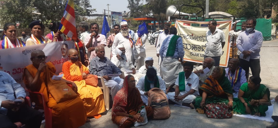 AIDYO_Karnataka's tweet photo. ಜನಾಂದೋಲನ ಜಾಥಾದ ಅಂಗವಾಗಿ ವಿಜಯಪುರದಲ್ಲಿ ನಡೆದ ಬಹಿರಂಗ ಸಭೆ
#JanadolanaMahaMaithri
#Jatha
#AIDYO
#PeoplesProblems https://t.co/AuRTiu7bvT