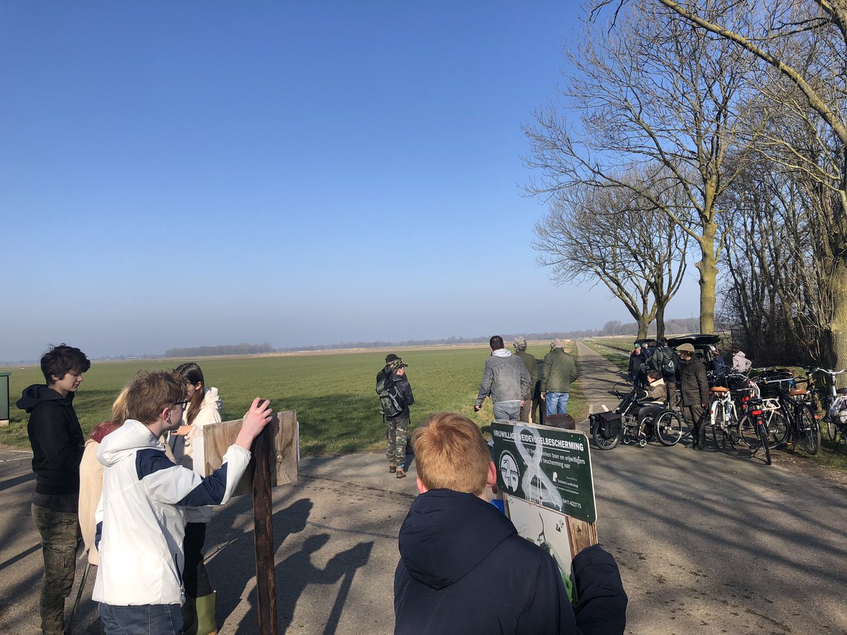 TvdVen's tweet photo. Het broedseizoen van de weidevogels komt er weer aan. Vanochtend met werkgroep en Jeugdnatuurwacht borden geplaatst in De Gement. Stoor de weidevogels niet en houd honden aan de lijn. #Vught https://t.co/GWhCeMUDuG