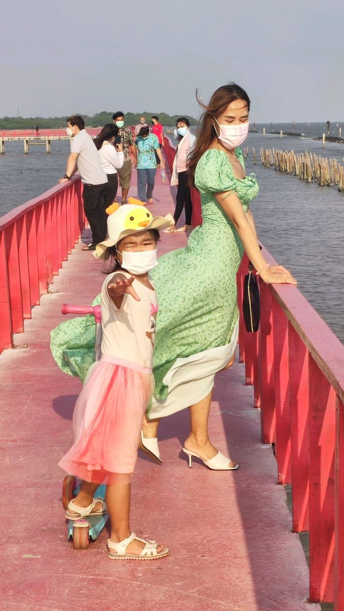 Suwath's tweet photo. ดูสะพานแดง (@ Red Boardwalk Bridge in Samut Sakhon, Changwat Samut Sakhon) https://t.co/mTAZcnlUkj https://t.co/EBA0vZ56mv