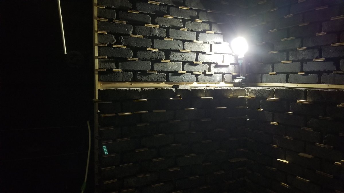 nikahonohokani's tweet photo. 施工期間第２弾、開始から１週間経ちました🙌
外壁塗装、床、建具、レンガ、天井塗装など…仕上げ工事にも取りかかりはじめ、完成形が少しずつ見えてきました🏚️🧱
明日はレンガの目地埋め。地道な作業ですが、おしゃべりしながら楽しくやりましょう～！ご参加お待ちしております☺️ https://t.co/6VfWmmCsC2
