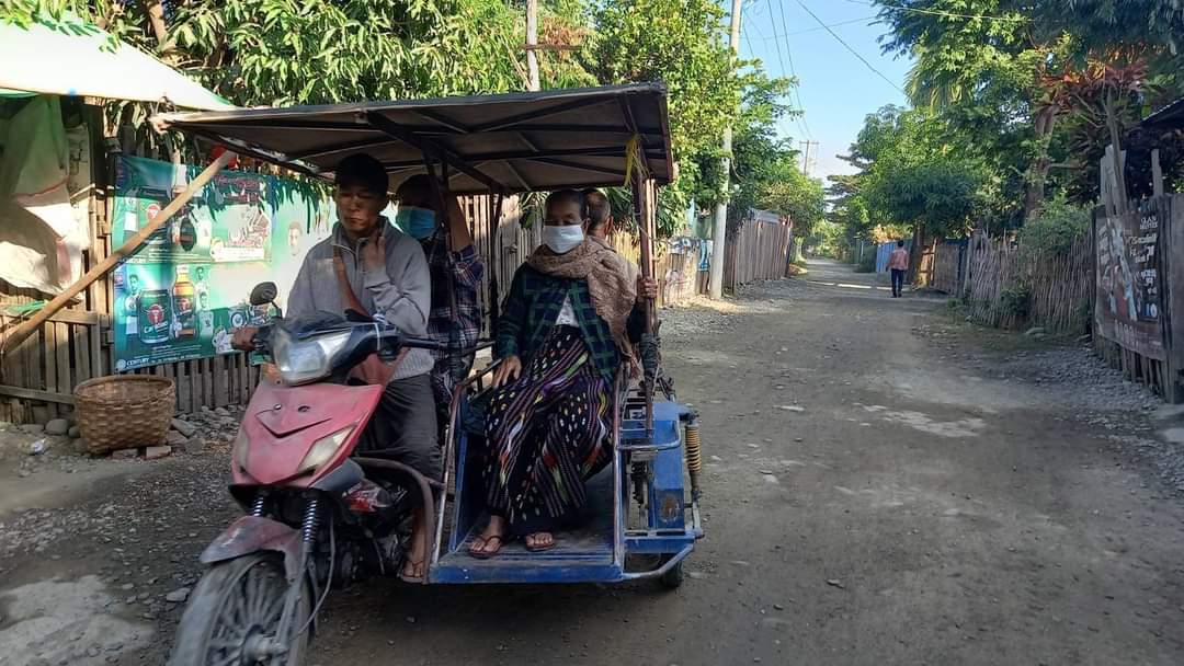spring21MM's tweet photo. Military terrorists unlawfully Abducted 3 people,U San Aung &amp; his wife Daw Thida from Aungthitsar ward and U Mg from Aungman ward,in #Kalay on Mar 4-5 after being falsely Accused of having connection with PDF.Detainees were currently Detained at Kalay Military Base.
#2022Mar5Coup https://t.co/f1871bCVYa