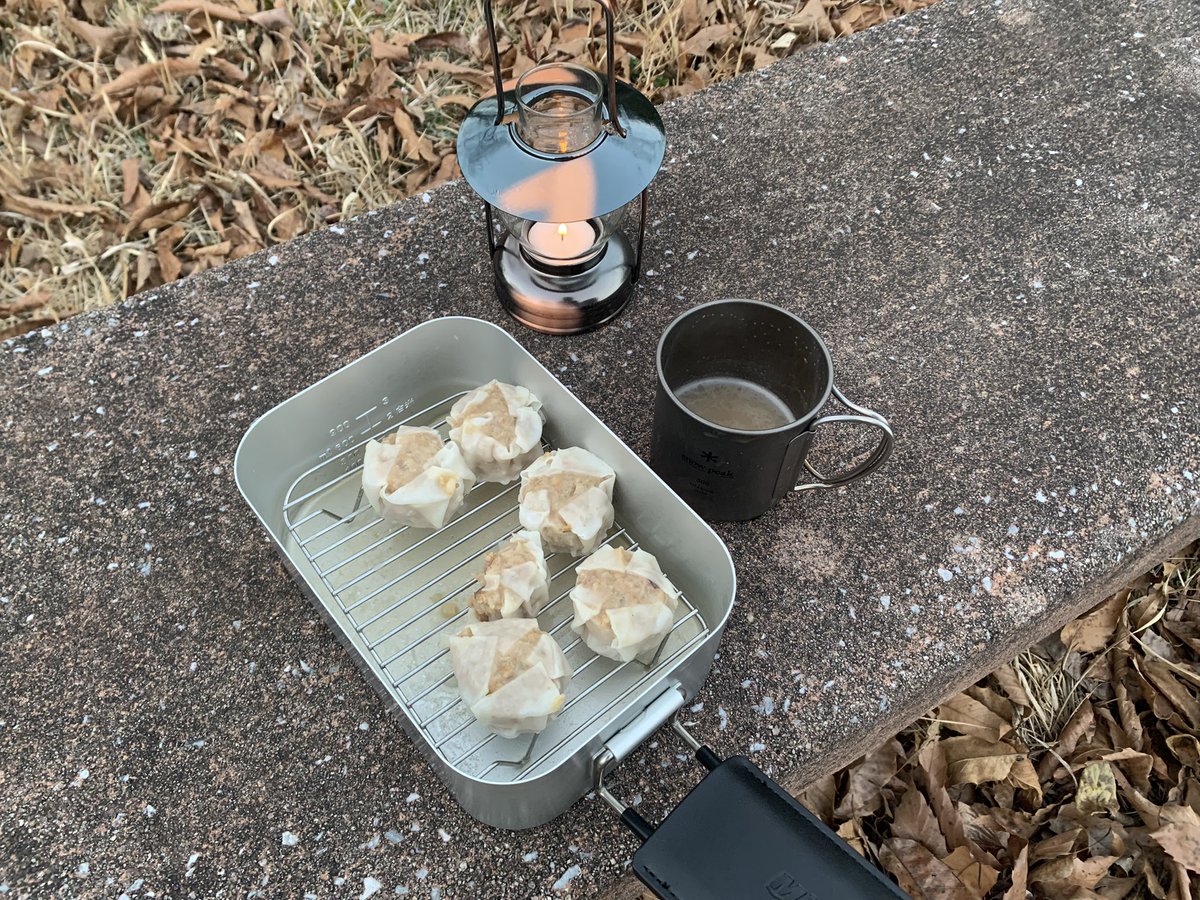 aquabbit's tweet photo. 魚は釣れませんでしたが、シュウマイと鶏白湯スープで笑顔になれたのでヨシッ！シュウマイはメスティンで蒸すだけ簡単、おいしい( ˘ω˘ ) 
#キャンプ飯 https://t.co/I3XUJc6pq2