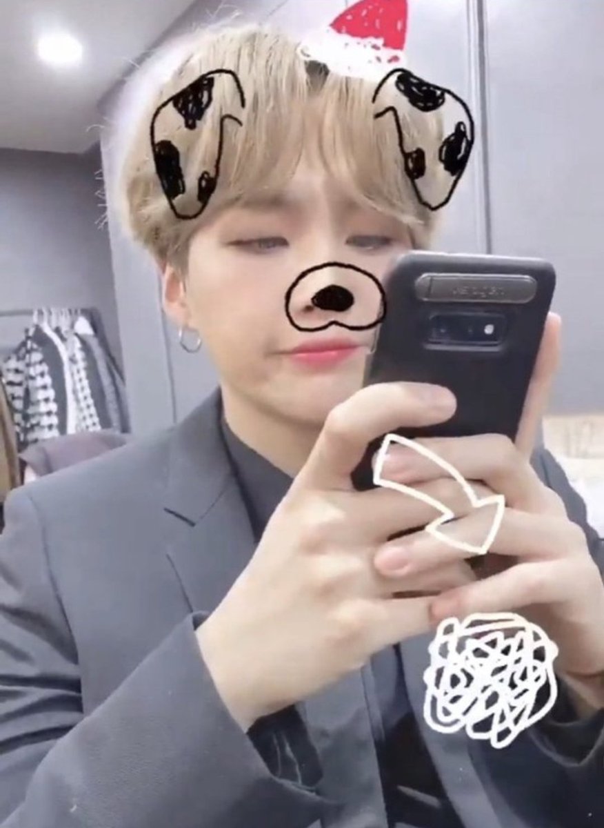 bttmyg's tweet photo. YOONGI IS STILL USING HIS OLD SAMSUNG GALAXY PHONE!?!?!? I LOVE HIM SO MUCH 😭😭 https://t.co/eORpUcHnk3