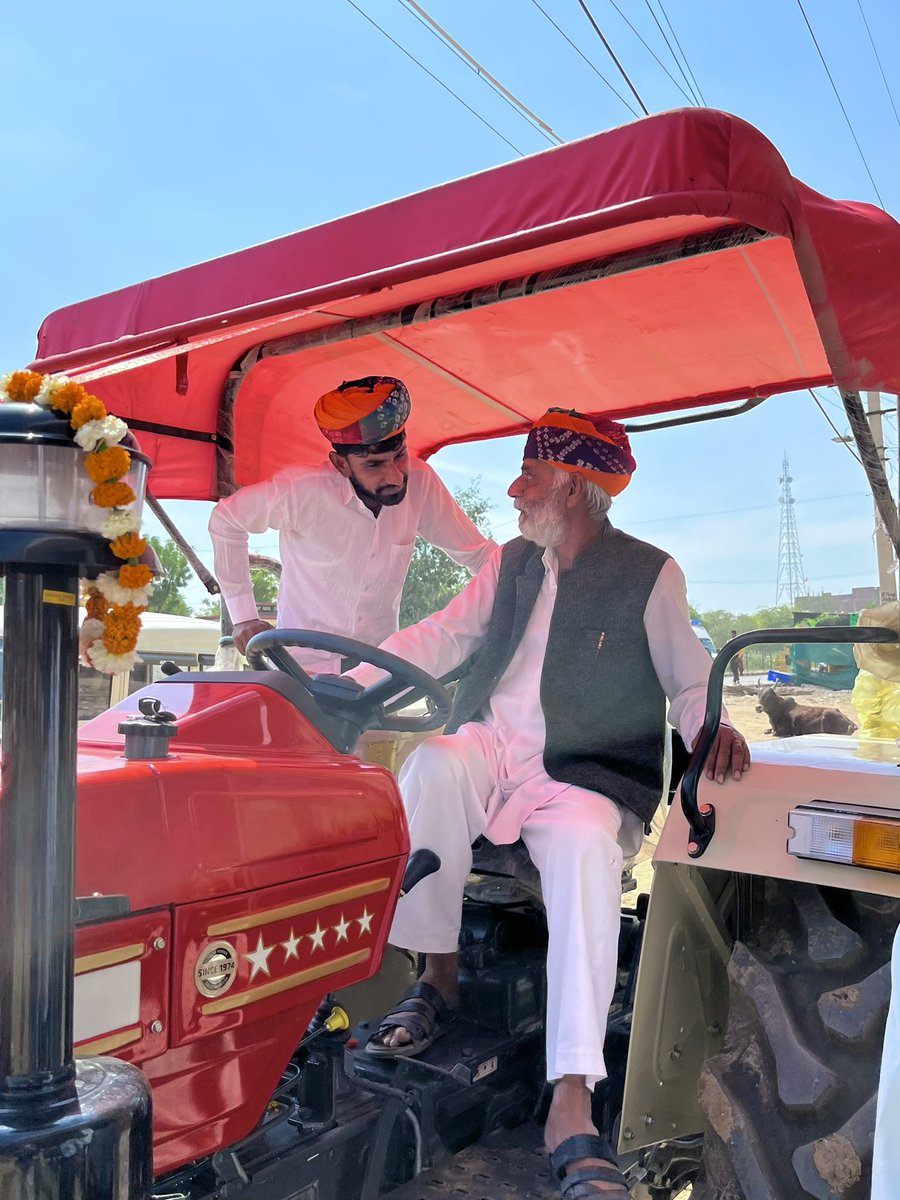 GirdhariMahiya's tweet photo. आज #श्रीडूंगरगढ़ में युवा किसान राकेश भादू निवासी सूडसर के आग्रह पर उनके द्वारा खरीदे गए नये ट्रैक्टर का शुभारंभ कर अपनी शुभकामनाएं दी। 
#GirdharilalMahiya #MLASdgh https://t.co/hIGvFZUkYf