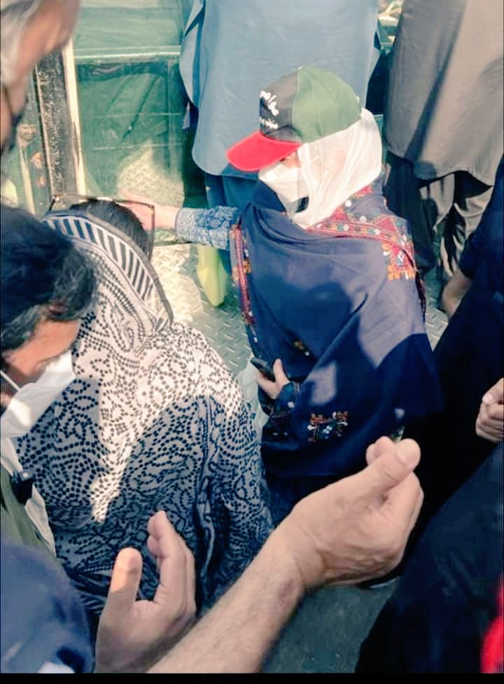 Syedshahrukkh77's tweet photo. Brave Daughter jiyali Dr.@MpaShahnaz said Wasabi's daughter gave first aid to Pakistan daughter.
Long live my sisters!❤
and BB Aseefa said all Would like to thank everyone for the outpouring of love and prayers❤️. Deeply indebted to the paramedics at 1122 station #Khaniwal,
1/2 https://t.co/vC91fqpLtt