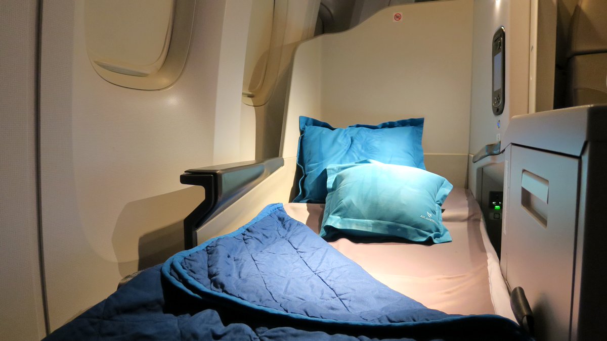 flight_report's tweet photo. [Flight-Report présente] On vous emmène ce mois-ci découvrir #AirAustral, La compagnie 🇫🇷 de lancement de l'A220 et du 787!

#AirAustralExperience #PaxEx

CDG-RUN (77W) ➡️ https://t.co/5bdEgmZbpd
RUN-DZA (223) ➡️ https://t.co/FaIezbiJUZ
DZA-CDG (788) ➡️ https://t.co/8SK0tNW3Gq https://t.co/LP8BRjd8mG