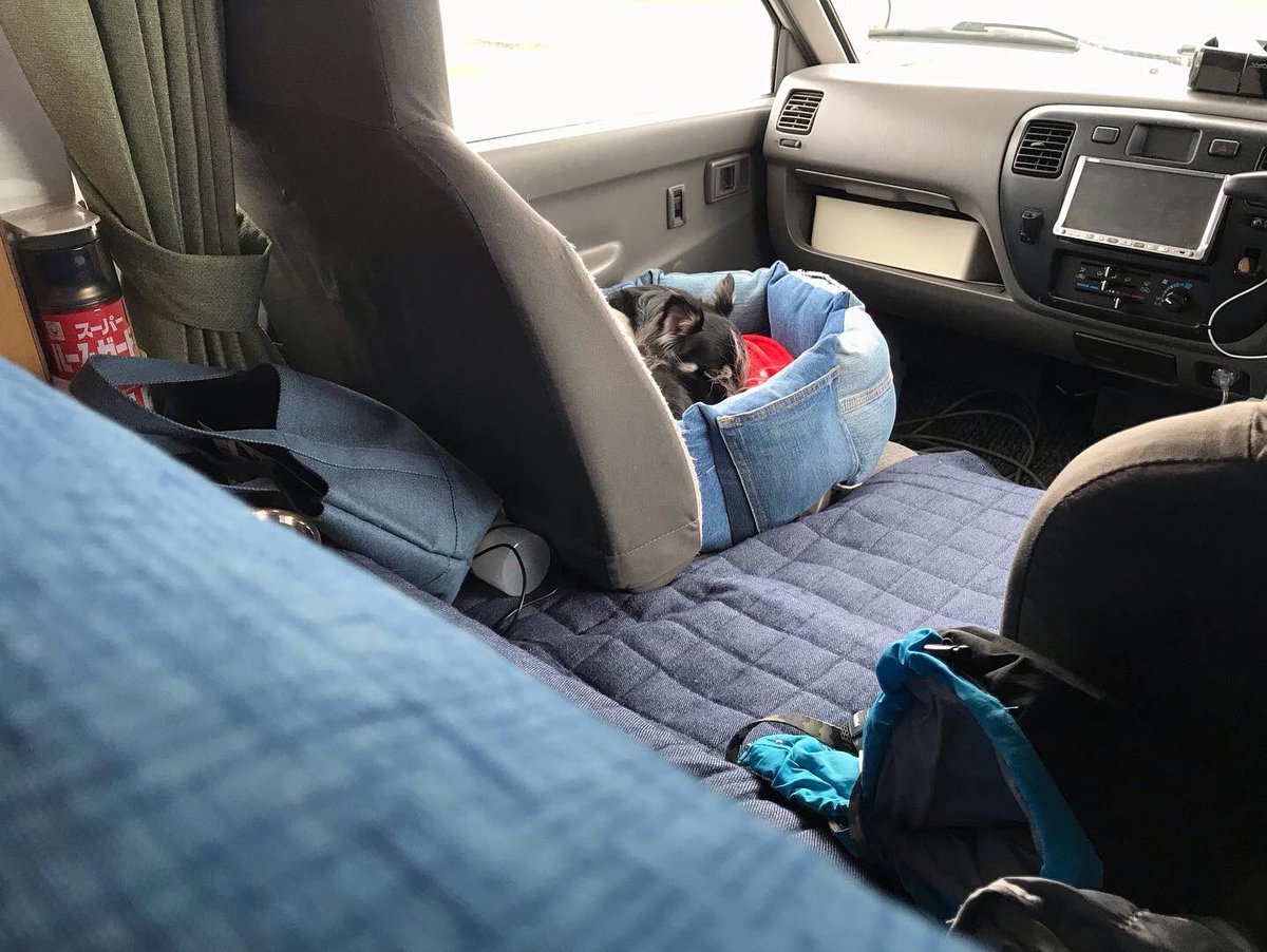 bakkasu299's tweet photo. キャンピングカーに乗ってあてもなく…。宿泊するわけでもなく…。
車窓から見えるは陸奥湾です。
スタバのコーヒーを飲みながら、ローソンのどら焼き食ってます。
我が家の子はやっと寝られるようになりました😊
#キャンピングカー
#JB490
#スタバ
#どら焼き
#チワワ https://t.co/bCGAFvfV2g
