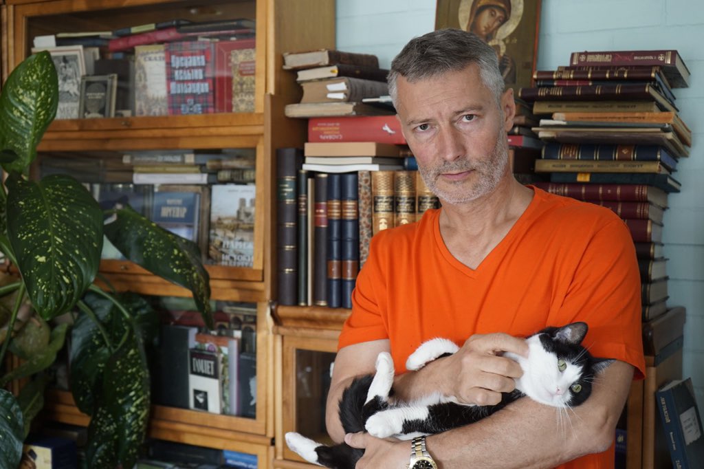 roizmangbn's tweet image. Официально.
Режим становится фашистским. Многие уезжают из России.
Я никуда не еду.
Остаюсь в своей стране и не подвинусь ни на миллиметр. 
И никто не заставит меня на чёрное сказать - белое.