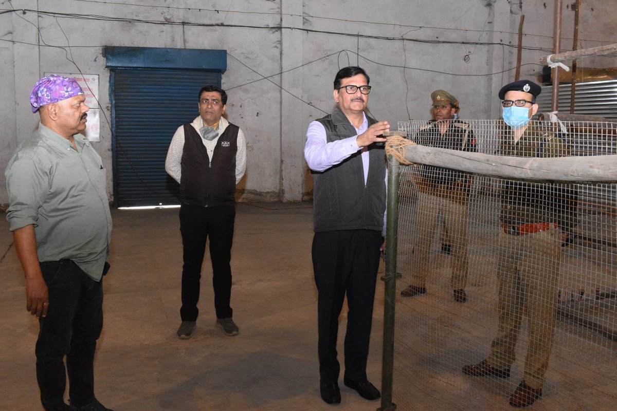 जिलाधिकारी श्री शिवाकान्त द्विवेदी द्वारा ssp के साथ मतगणना स्थल का निरीक्षण किया गया, उनके द्वारा निर्वाचन आयोग के दिशा निर्देशानुसार मतगणना संबंधी समस्त तैयारियां ससमय पूर्ण करने के निर्देश दिए गए। <a href="/myogiadityanath/">Yogi Adityanath</a> <a href="/ChiefSecyUP/">S.P. Goyal, Chief Secretary, GoUP</a> <a href="/CommissionerBa1/">Commissioner, Bareilly Division</a> <a href="/ShishirGoUP/">Shishir🇮🇳</a> <a href="/UPGovt/">Government of UP</a>