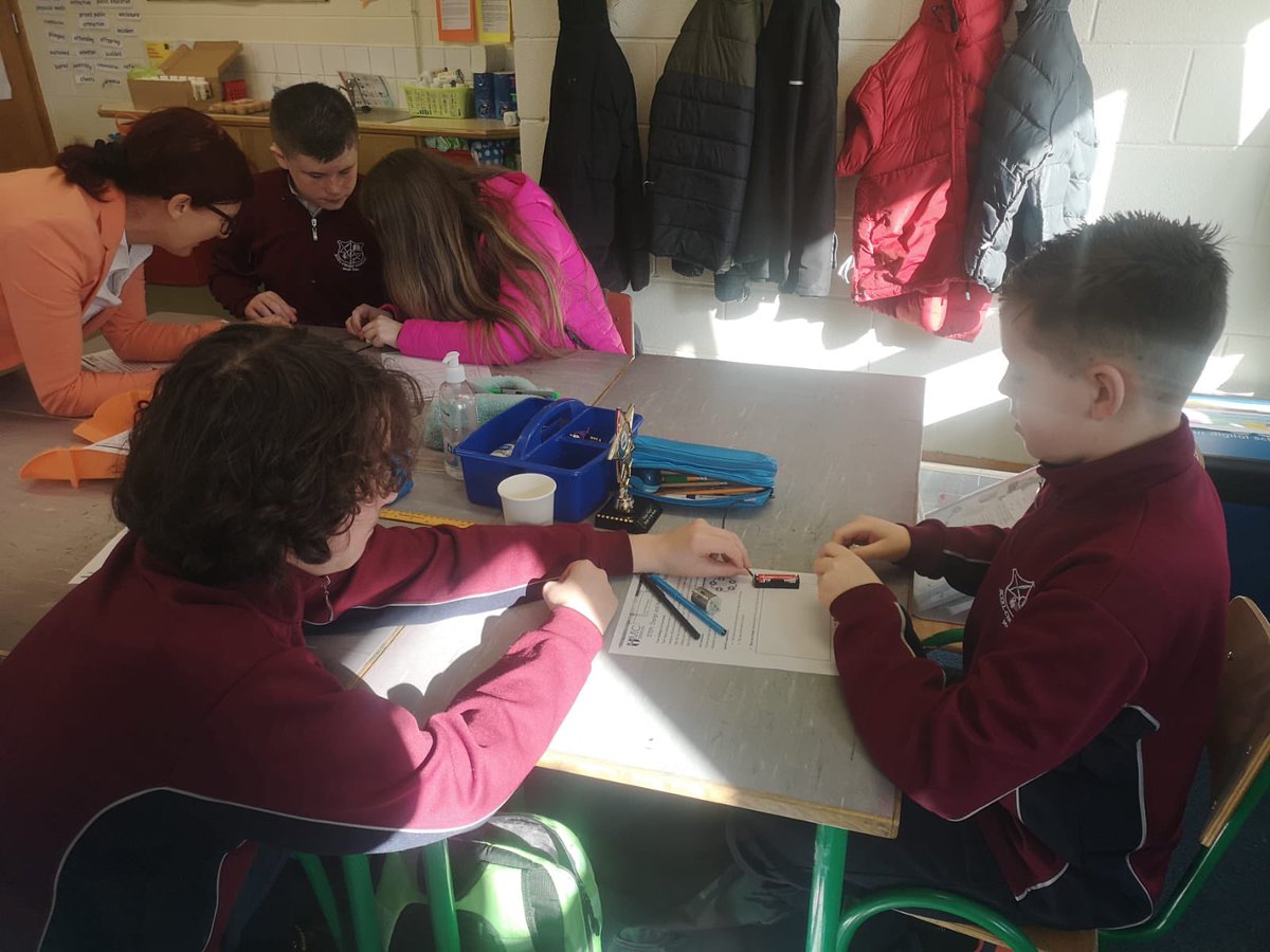 CMoyross's tweet photo. 🧑🏽‍💻👩🏻‍💻Thanks so much to everyone in @STEM_MIC for our #ScribbleBots workshop! Our 6th Classes loved experimenting and creating their own bots! #STEM #STEAM @STEAM_Clare 🤖🤖 https://t.co/aopocUs53q