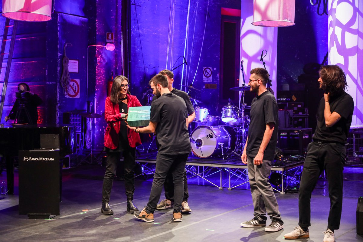 aba_macerata's tweet photo. Anche quest'anno #abamc è partner culturale di @Musicultura 🎭 🎼 Il vincitore del sesto appuntamento delle Audizioni Live è Yosh Whale che ha ricevuto il premio Banca Macerata dalla direttrice Rossella Ghezzi.
📸 Foto Foto Studio Print
#accademia #musicultura #premio https://t.co/Ng44sNhrwy