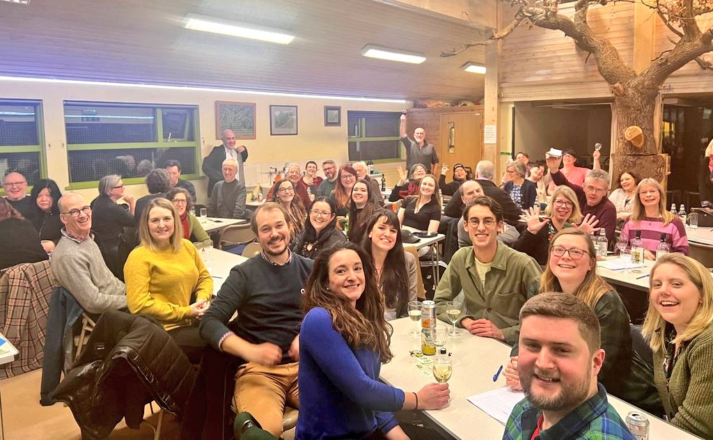 Thank you Islington Greens for the excellent quiz night!! Great fun and congrats to <a href="/CarolineRussell/">Caroline Russell</a> &amp; her team for the win! 🤗 Thanks for having us / merci pour votre accueil!🇬🇧🌻🇫🇷