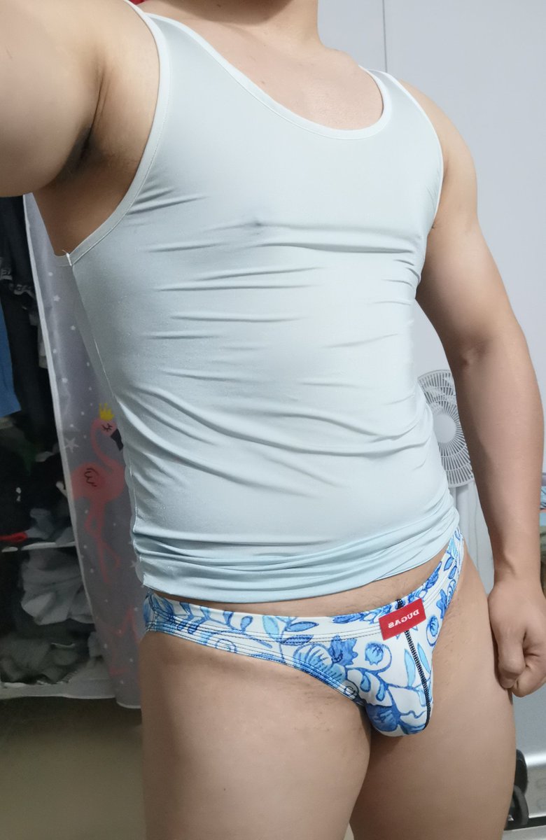CAi_ai_Ly's tweet photo. 练腿日打卡,穿的dugs内裤,比tm还贵,主打的是图案和舒适度,感觉完全贴合你的身体,弹性不大,所以如果勃起,会感觉很勒。总体来说日常穿着很舒服。不过我还是更喜欢tm,gmw,egde,g-station这类丝滑类的
#性感内裤 #内裤控 #underwearboy #三角褲 #dugas https://t.co/4mI4Lgp2q7