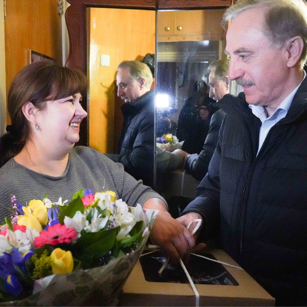 Глава городского округа Люберцы Владимир Ружицкий в пятницу навестил семью Сендецких и поздравил женскую ее половину с наступающим Международным женским днем.

«Приближается прекрасный весенний праздник – 8 марта. Так хочется, чтобы все женщины в… t2p.pw/W29XUzPWqp