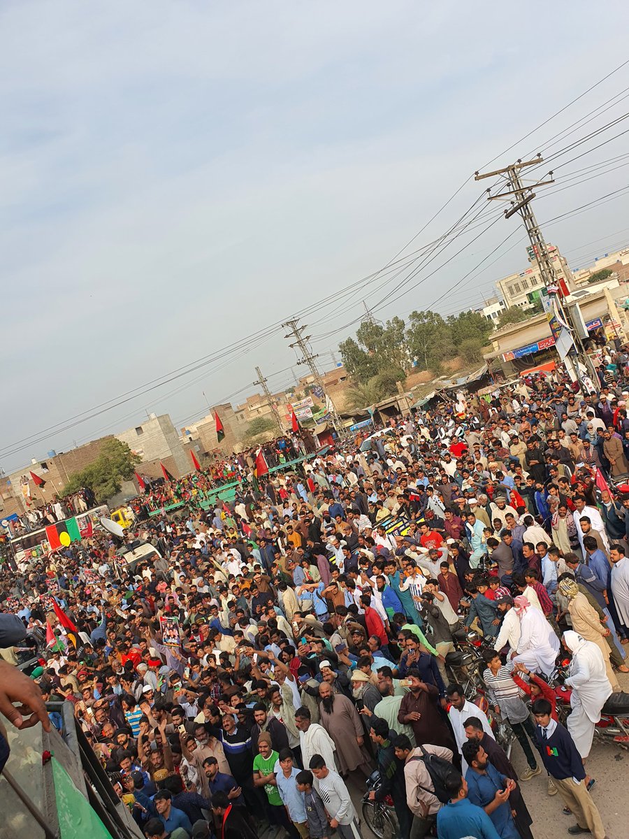 BulandJunejo's tweet photo. Okara has #rejectedselected! The enthusiasm &amp; love for #PPP in Punjab can be seen as people flock to their roofs to wave to their beloved leader Chairman #BBZ! https://t.co/HzYVY3XdkK