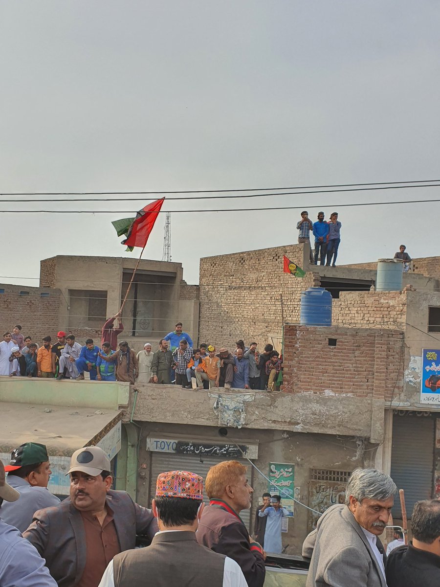 BulandJunejo's tweet photo. Okara has #rejectedselected! The enthusiasm &amp; love for #PPP in Punjab can be seen as people flock to their roofs to wave to their beloved leader Chairman #BBZ! https://t.co/HzYVY3XdkK