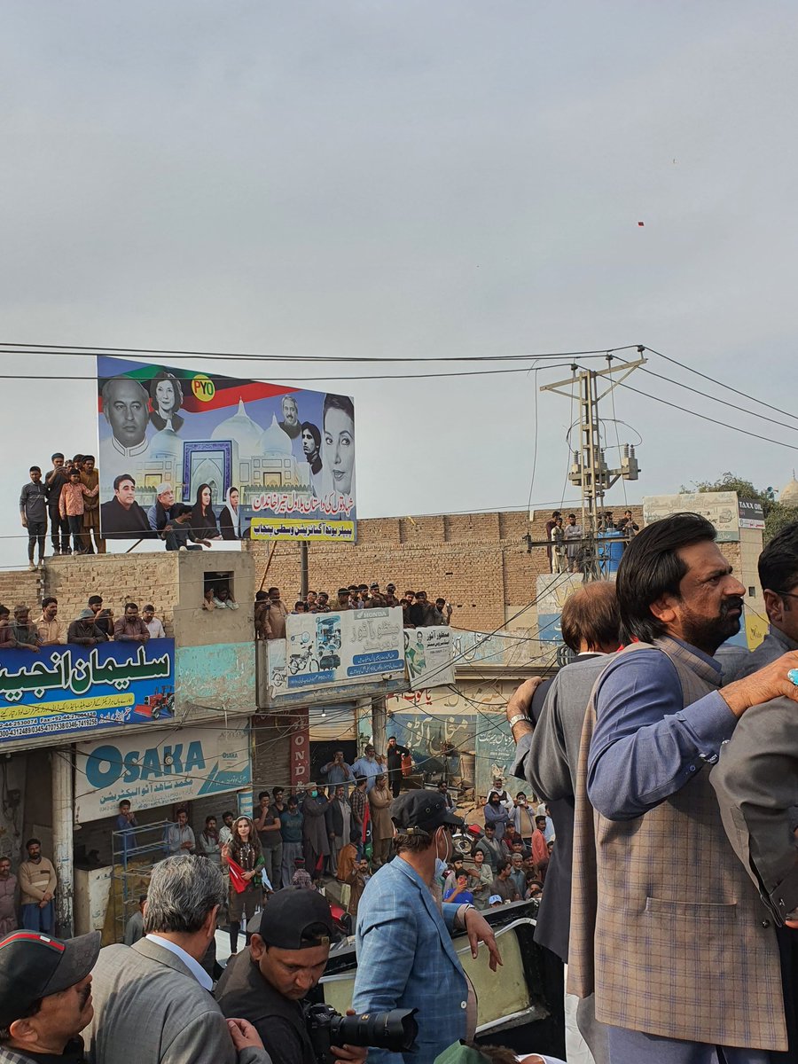 BulandJunejo's tweet photo. Okara has #rejectedselected! The enthusiasm &amp; love for #PPP in Punjab can be seen as people flock to their roofs to wave to their beloved leader Chairman #BBZ! https://t.co/HzYVY3XdkK