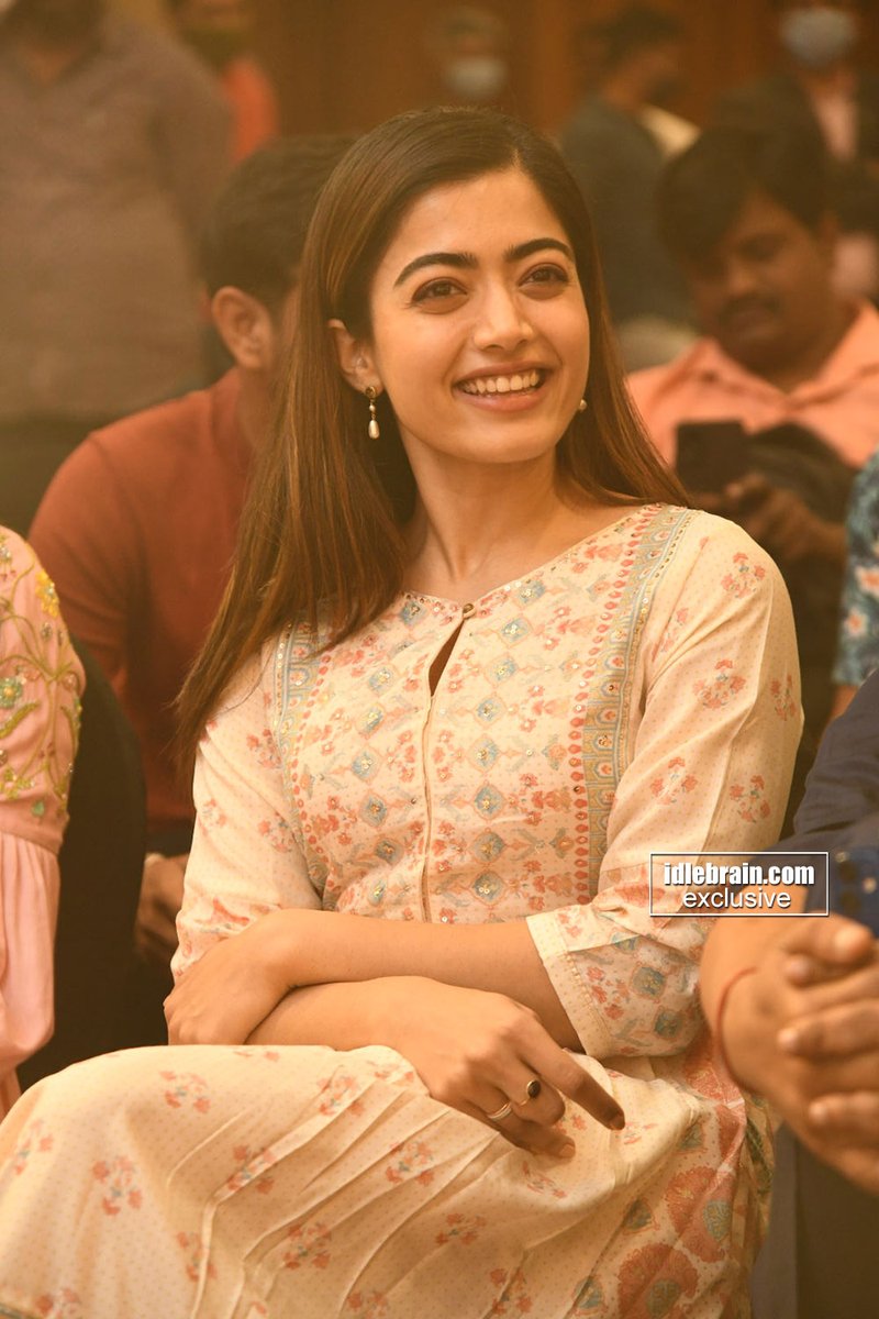 Actress #RashmikaMandanna attended the success meet of #AadavalluMeekuJohaarlu today

complete gallery at
idlebrain.com/movie/photogal…