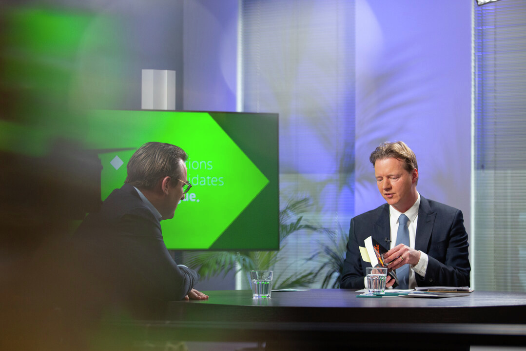 PartnersHague's tweet photo. Hoe gaat Groep de Mos/HvDH nu om met giften aan de partij❓Kijk dinsdag naar de laatste aflevering van 'The Interview: aan tafel met The Hague &amp; Partners', met Richard de Mos. 🎙️ #GroepdeMos #politiek #interview #denhaag #thisisthehague https://t.co/H87nI9j6Th